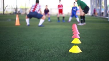 Bulanık çocuk müzik odasında öğreniyor ve davul çalıyor. Müzik aleti konsepti. Bulanık müzik arkaplanı.