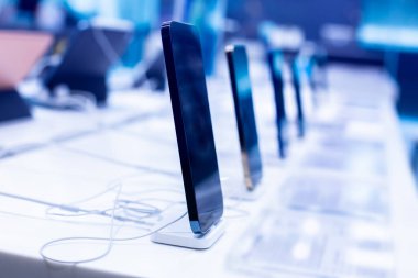 Teknoloji geçmişi ya da iş geçmişi için modern akıllı telefon resmine seçici odaklanma. Modern iş akıllı telefonu kavramı..