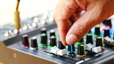 Ses elektroniği için seçici odak ve çevirme ve ayarlama düğmesi ve kaydırma sesi ile dengeleyici. Müzik ve canlı ses.