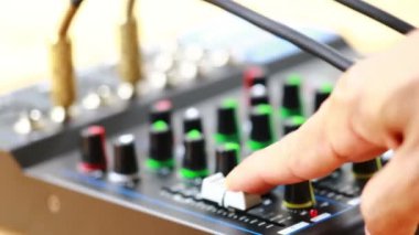 Ses elektroniği için seçici odak ve çevirme ve ayarlama düğmesi ve kaydırma sesi ile dengeleyici. Müzik ve canlı ses.