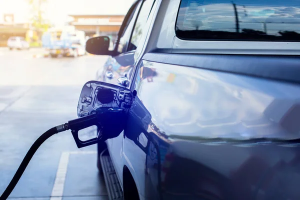 Das Auto Der Tankstelle Mit Kraftstoff Auffüllen Und Gasenergie — Stockfoto