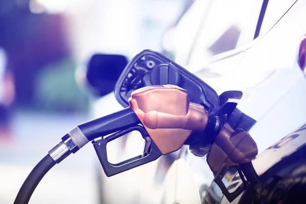 Das Auto Der Tankstelle Mit Kraftstoff Auffüllen Und Gasenergie — Stockfoto