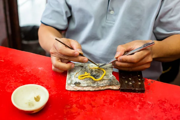 Selective Focus Goldsmith Preparing Repair Gold Jewelry Using Solder — Stock Photo, Image