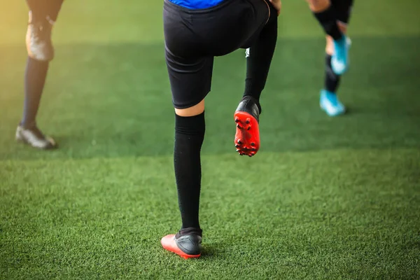 Selektywne Skupienie Się Piłkarzu Wstawanie Podnoszenie Jednej Nogi Rozgrzewania Rozciągania — Zdjęcie stockowe
