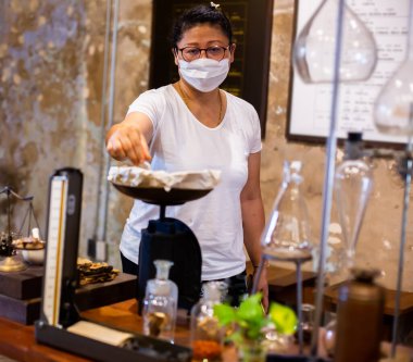 Geleneksel ilaç ağırlığı doktoru, eski ilaç dükkanında kurutulmuş bitkiler..