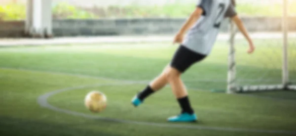 Immagine Sfocata Del Giocatore Calcio Esecuzione Calci Con Palla Sfocata — Foto Stock