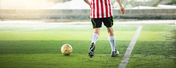 サッカー選手は緑の人工芝の上でぼやけたボールで走る サッカーアカデミーのサッカー選手 — ストック写真