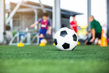 Bulanık futbol takımıyla birlikte yeşil yapay sahada futbol topuna odaklanmak antrenmandır. Spor geçmişi. Futbol arkaplanı.