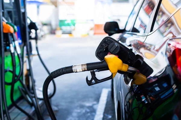 Ricaricare Auto Carburante Presso Stazione Servizio Sfondo Del Personale Sfocato — Foto Stock