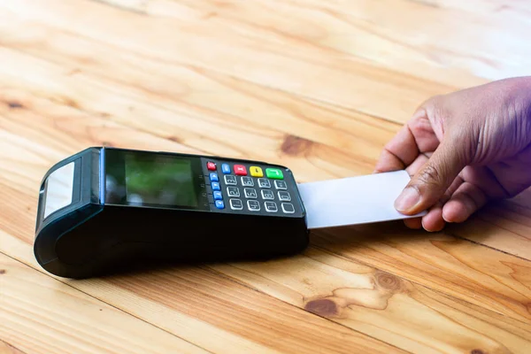 有选择地把信用卡放在信用卡阅读器的插槽中 信用卡的支付 产品和服务的买卖 无现金支付的概念 — 图库照片