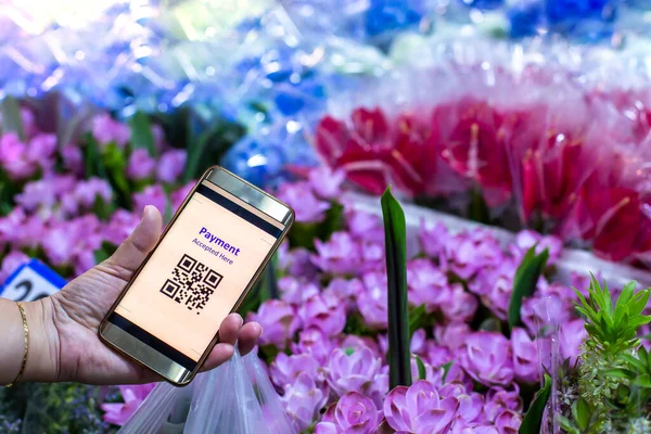 Selective Focus Code Tag Smarphone Hand Customer Blurry Many Flowers — стоковое фото