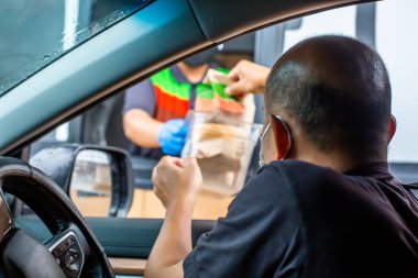 Asyalı sürücülere dikkat et, fast food al. Sür ve konsepti çıkar..