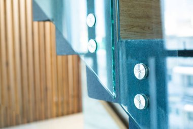 Modern binaların merdivenlerine cam yerleştirmek için paslanmaz çelik cıvatalar seçmeli..