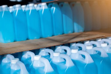 Temizlik ve sterilize etmek için kullanılan alkol depoda bir galonda saklanır. Coronavirus Covid-19 'u sterilize etmek için bir sürü alkol jeli. Coronavirus koruması için satılacak ürünler (Covid 19).