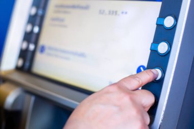 ATM 'de el seçimi seçeneğine odaklan. Müşteri otomatik veznedar makinesinde ATM tuşuna basıyor..