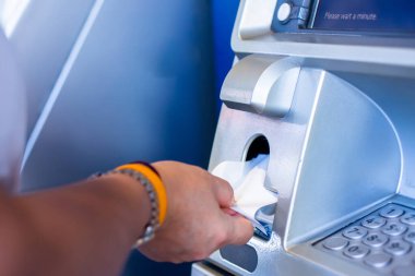 Seçici odak müşteri eli ATM Makina 'dan makbuz almak.