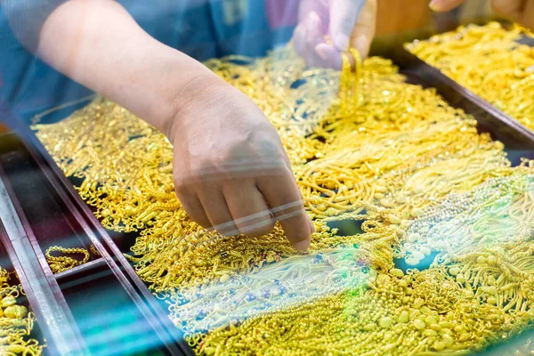 Selective Focus Hand Holding Gold Jewelry Customers Buying Gold Jewelry — Stock Photo, Image