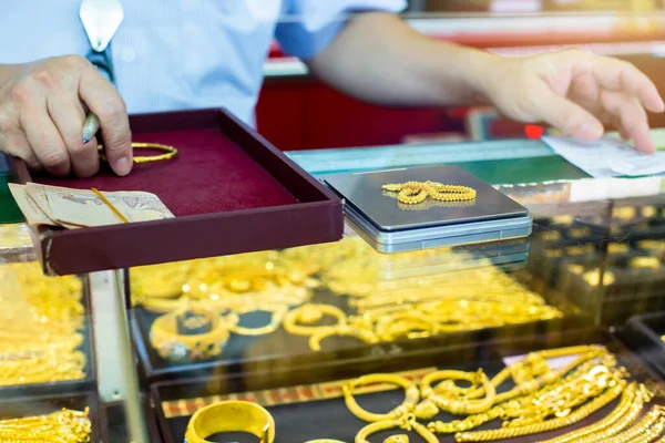 Enfoque Selectivo Para Pesar Joyas Oro Con Pequeñas Básculas Digitales — Foto de Stock