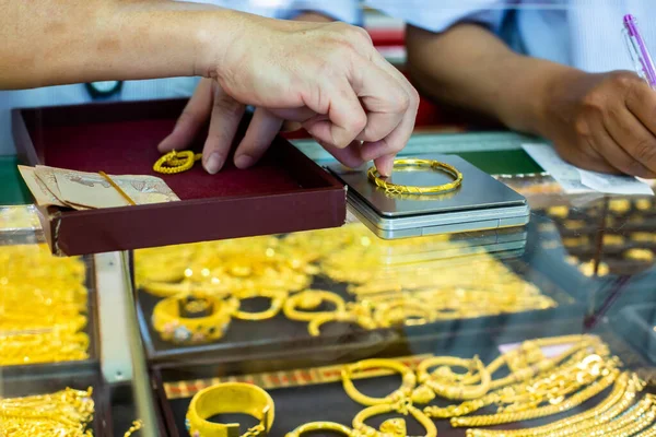 Enfoque Selectivo Para Pesar Joyas Oro Con Pequeñas Básculas Digitales — Foto de Stock