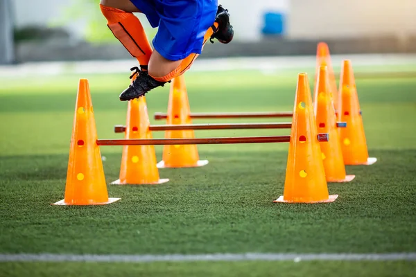 Selektivní Zaměření Kužele Překážky Marker Rozmazané Dítě Fotbalista Jogging Skok — Stock fotografie