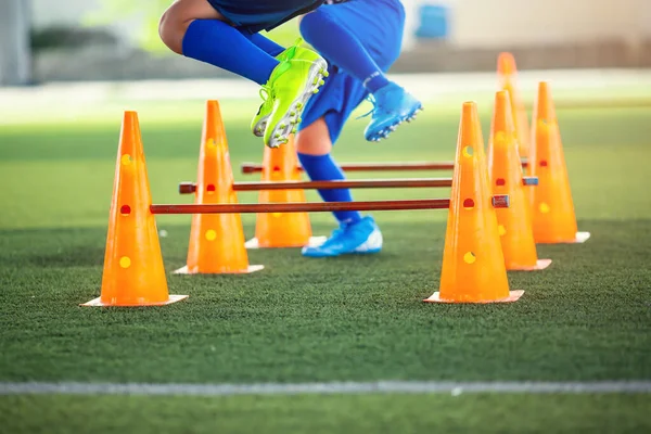 Selektivní Zaměření Kužele Překážky Marker Rozmazané Dítě Fotbalista Jogging Skok — Stock fotografie