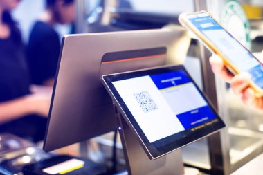 Bulanık müşteri tarama kodu ile POS Machine seçmeli odak Kafe veya restoran kasasında ödeme ve makbuz için QR kodu.
