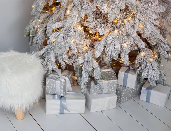 Nahaufnahme Weihnachtsgeschenke Auf Dem Fußboden Der Nähe Des Weihnachtsbaums Wohnzimmer — Stockfoto