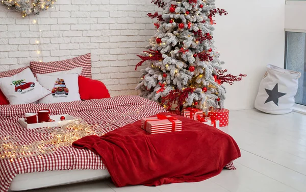 Interior Del Dormitorio Con Almohadas Navidad Ropa Cama Cuadros Rojos — Foto de Stock