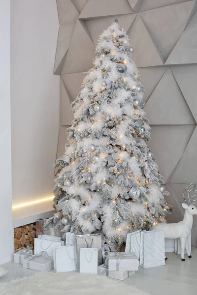 Koncepcja Świątecznych Dekoracji Przytulny Dom Bożonarodzeniowy Choinka Ozdobiona Zabawkami Kulkami — Zdjęcie stockowe