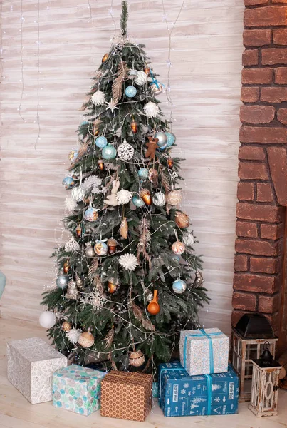 Mit Spielzeug Kugeln Und Lichterketten Geschmückter Weihnachtsbaum Wohnzimmer Schön Geschmückter — Stockfoto
