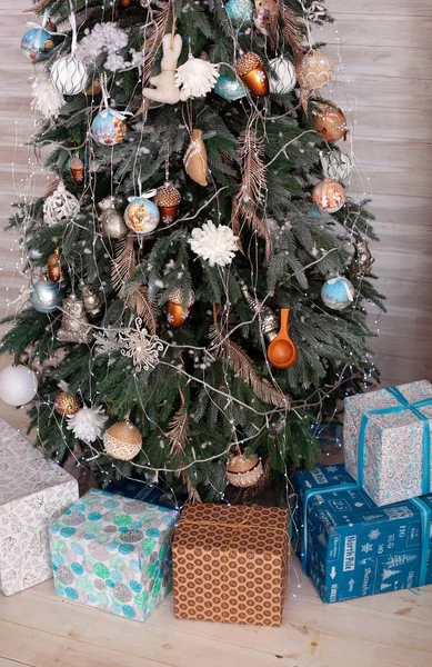 Mit Spielzeug Kugeln Und Lichterketten Geschmückter Weihnachtsbaum Wohnzimmer Schön Geschmückter — Stockfoto