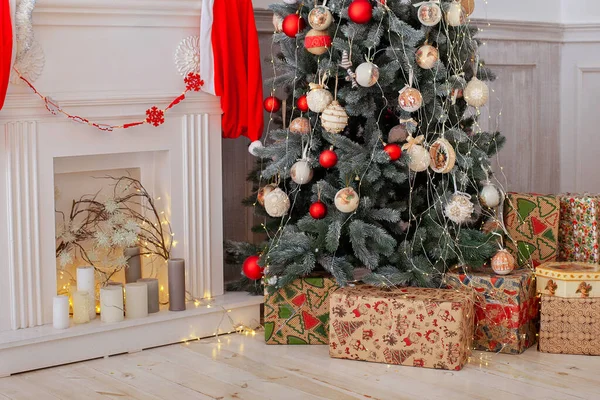 Geschmückter Weihnachtsbaum Mit Geschenken Kamin Und Kerzen Mit Spielzeug Kugeln — Stockfoto