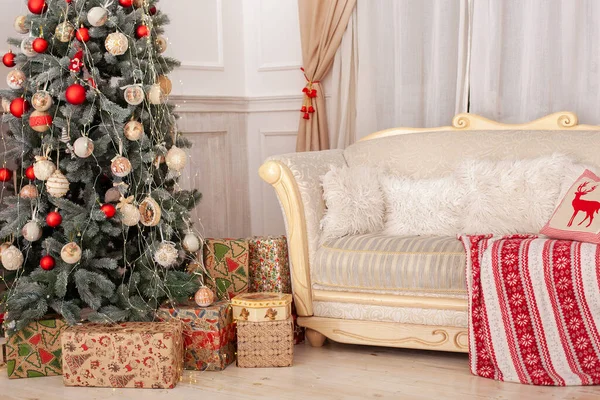 Klassiek Kerstinterieur Met Bank Witte Kussens Kerstmis Thuis Beige Bank — Stockfoto