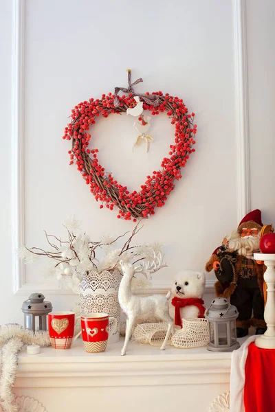 装飾暖炉のろうそく サンタクロースの像 セラミック鹿 自宅で暖炉のクリスマスの装飾 テーブルの上のクリスマスの装飾のクローズアップ 詳細クリスマスのための北欧のリビングルーム — ストック写真