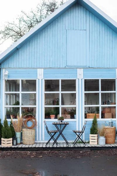 Casa Exterior Azul Con Una Hermosa Terraza Decorativa Plantas Verdes —  Fotos de Stock