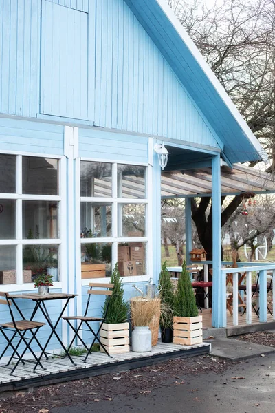 Εξωτερικό Μπλε Σπίτι Όμορφη Διακόσμηση Βεράντα Πράσινα Φυτά Άνετο Rustic — Φωτογραφία Αρχείου