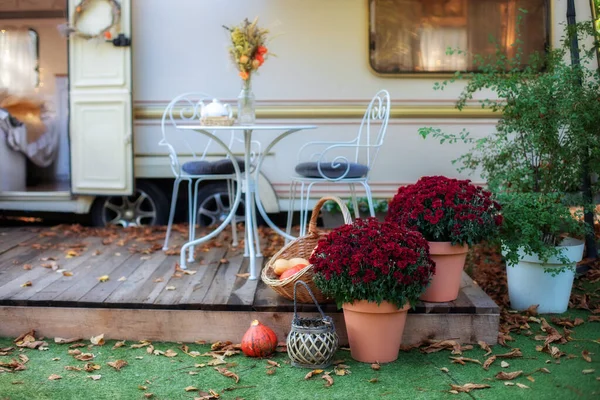 Interiör Mysig Uteplats Med Krysantemum Krukor Bord Och Stolar Med — Stockfoto