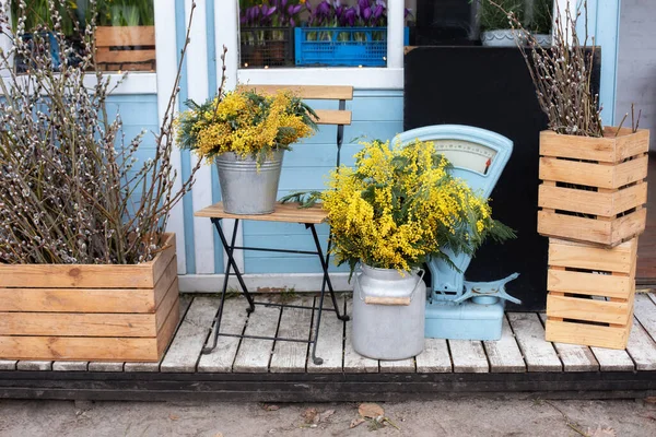 Bloemen Koop Bij Bloemenwinkel Houten Veranda Van Huis Met Planten — Stockfoto