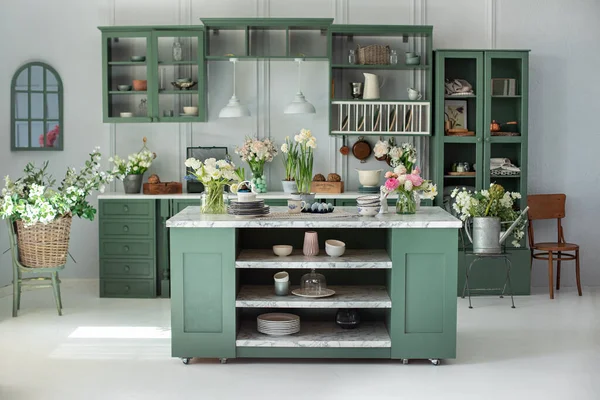 Interior Cocina Verde Con Muebles Elegante Cocina Con Flores Jarrón —  Fotos de Stock