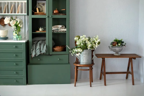 Interior Cocina Con Muebles Hermoso Ramo Flores Regadera Silla Madera —  Fotos de Stock