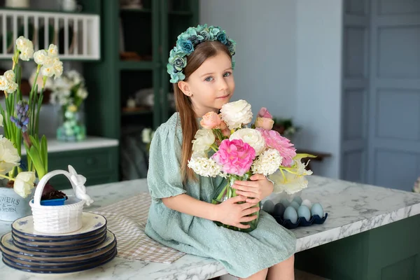 Ritratto Ravvicinato Bambina Felice Con Capelli Lunghi Che Tengono Fiori — Foto Stock