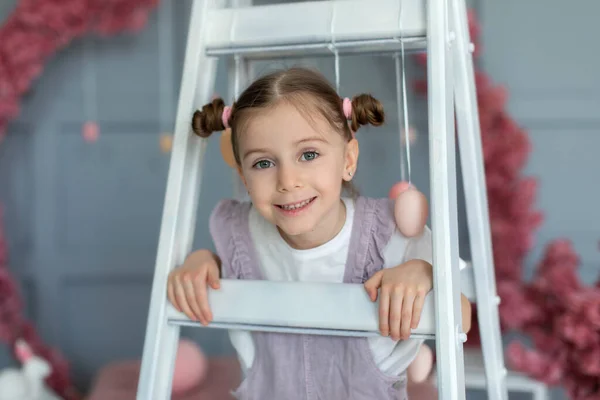 Portret Lachend Schattig Schattig Klein Meisje Met Haarballen Close Gezicht — Stockfoto