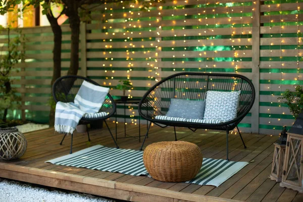 木製の壁とテーブル 快適なソファ アームチェア ランタン付きのテラスハウス パティオやバルコニーで居心地の良い空間 庭の家具と木製のベランダ 裏庭のモダンなラウンジ — ストック写真