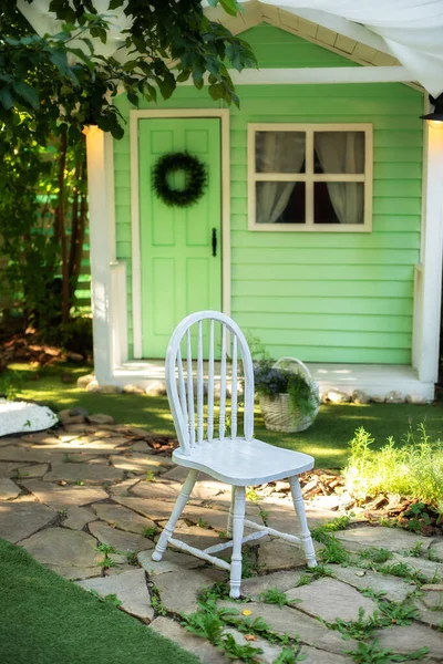 Vit Trästol Mysig Terrass Trädgård Med Trästol Inredning Sommaruteplats För — Stockfoto