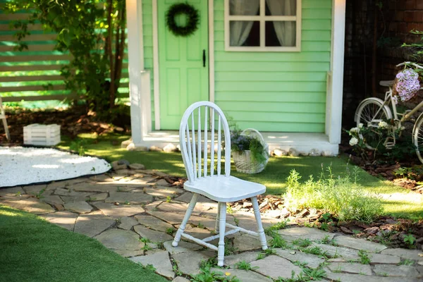 Λευκή Ξύλινη Καρέκλα Άνετο Βεράντα Στον Κήπο Ξύλινη Καρέκλα Διακόσμηση — Φωτογραφία Αρχείου