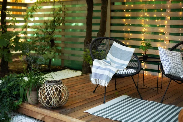 屋外的阳台 有黑色的橡胶树扶手椅和花盆 庭院或有花环的阳台的舒适空间 室内装饰有花园家具的木制阳台 后院的现代休息厅 — 图库照片