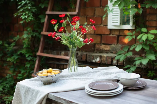 Bukett Röda Vallmo Glasvas Blommor Vas Hemma Interiörterrass Uteplats Träbord — Stockfoto