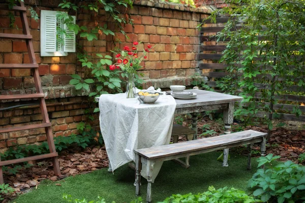 Κήπος Καλοκαίρι Αίθριο Ξύλινα Έπιπλα Κήπου Και Μπάρμπεκιου Τραπεζαρία Στην — Φωτογραφία Αρχείου