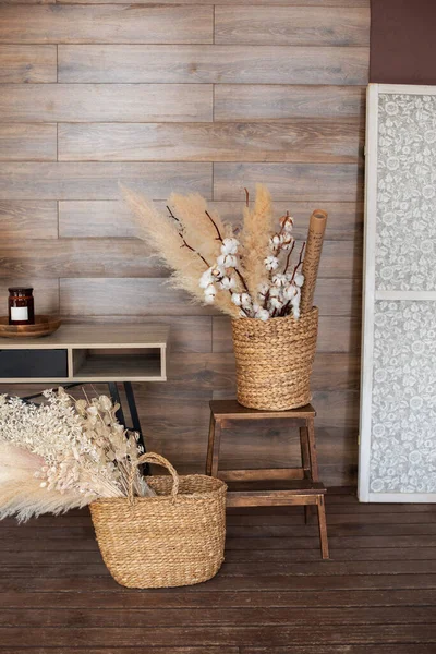 Rieten Manden Met Gedroogde Bloemen Bij Tafel Houten Vloer Woonkamer — Stockfoto