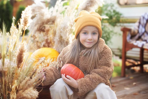 Szczęśliwe Dziecko Dynią Świeżym Powietrzu Halloween Uśmiechnięta Dziewczyna Siedzi Ganku — Zdjęcie stockowe